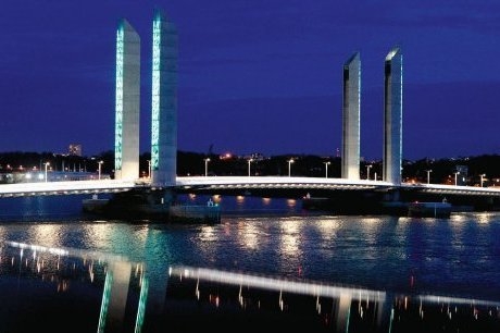 New bridge in Bordeaux ! - Sports, cultural and housing facilities architecture studio